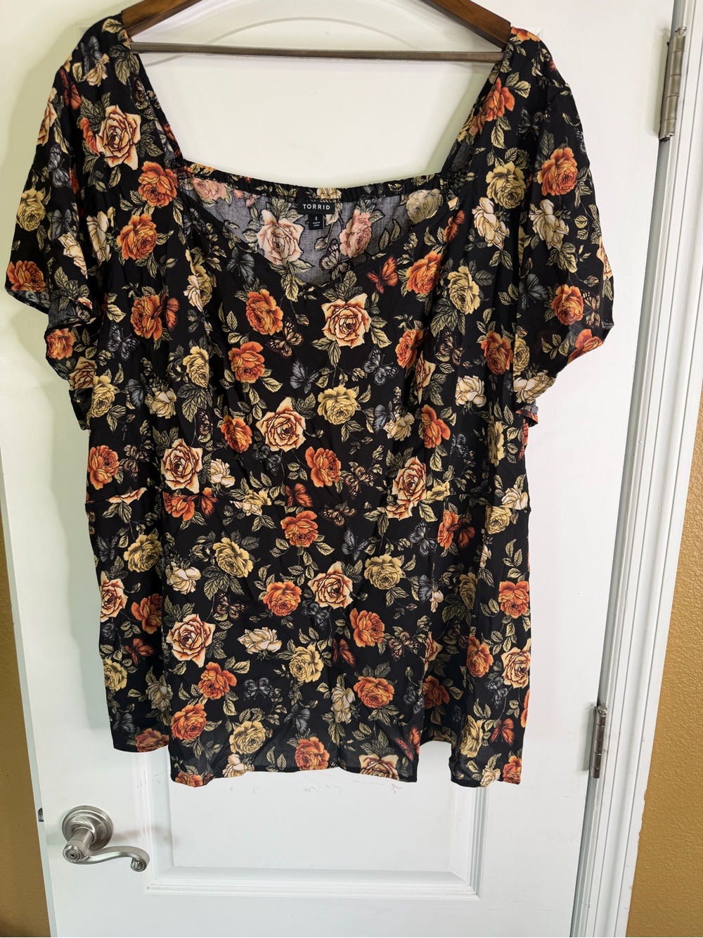 Torrid Challis Black Floral Sweetheart Peplum Top with Flutter Sleeves. Size 4X